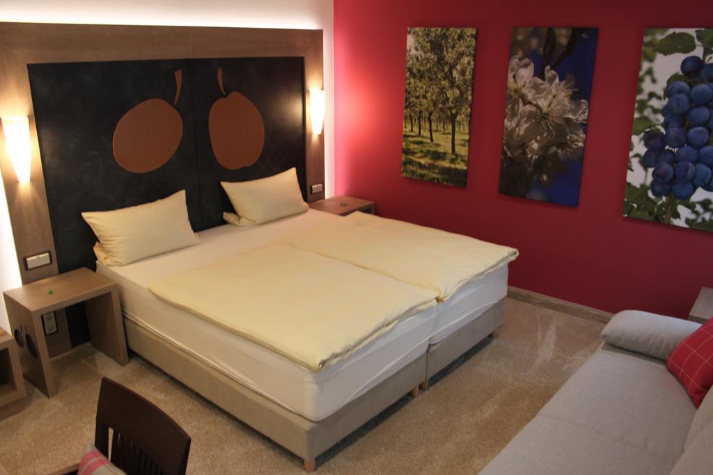Hotel-Gasthof Die Post Brennerei Frankenhoehe Schillingsfuerst Room photo