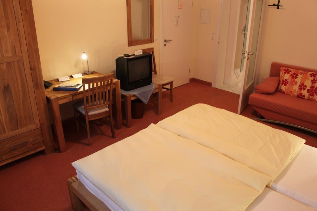Hotel-Gasthof Die Post Brennerei Frankenhoehe Schillingsfuerst Room photo