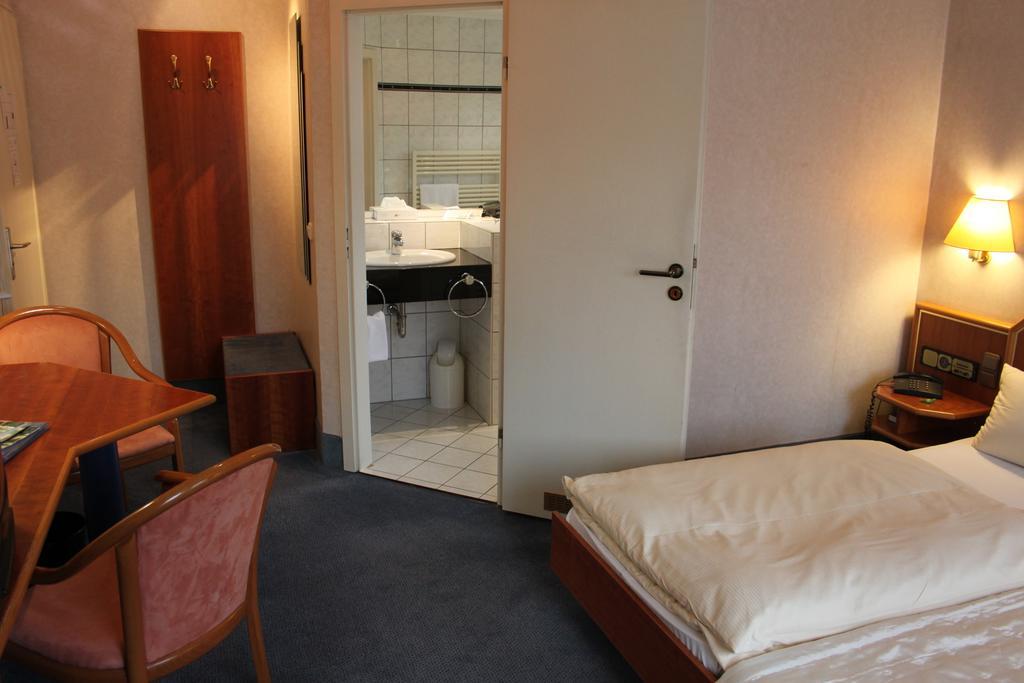 Hotel-Gasthof Die Post Brennerei Frankenhoehe Schillingsfuerst Room photo
