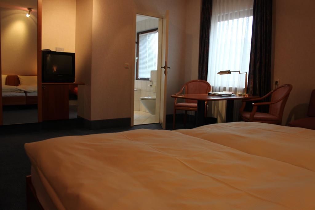 Hotel-Gasthof Die Post Brennerei Frankenhoehe Schillingsfuerst Room photo