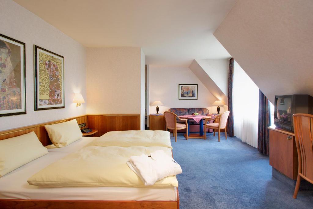 Hotel-Gasthof Die Post Brennerei Frankenhoehe Schillingsfuerst Room photo